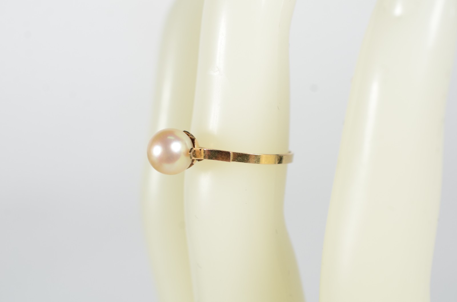 Anel de ouro 18 k., feitio com uma perola japonesa, aro 13. (Por... - foto 7 de 7