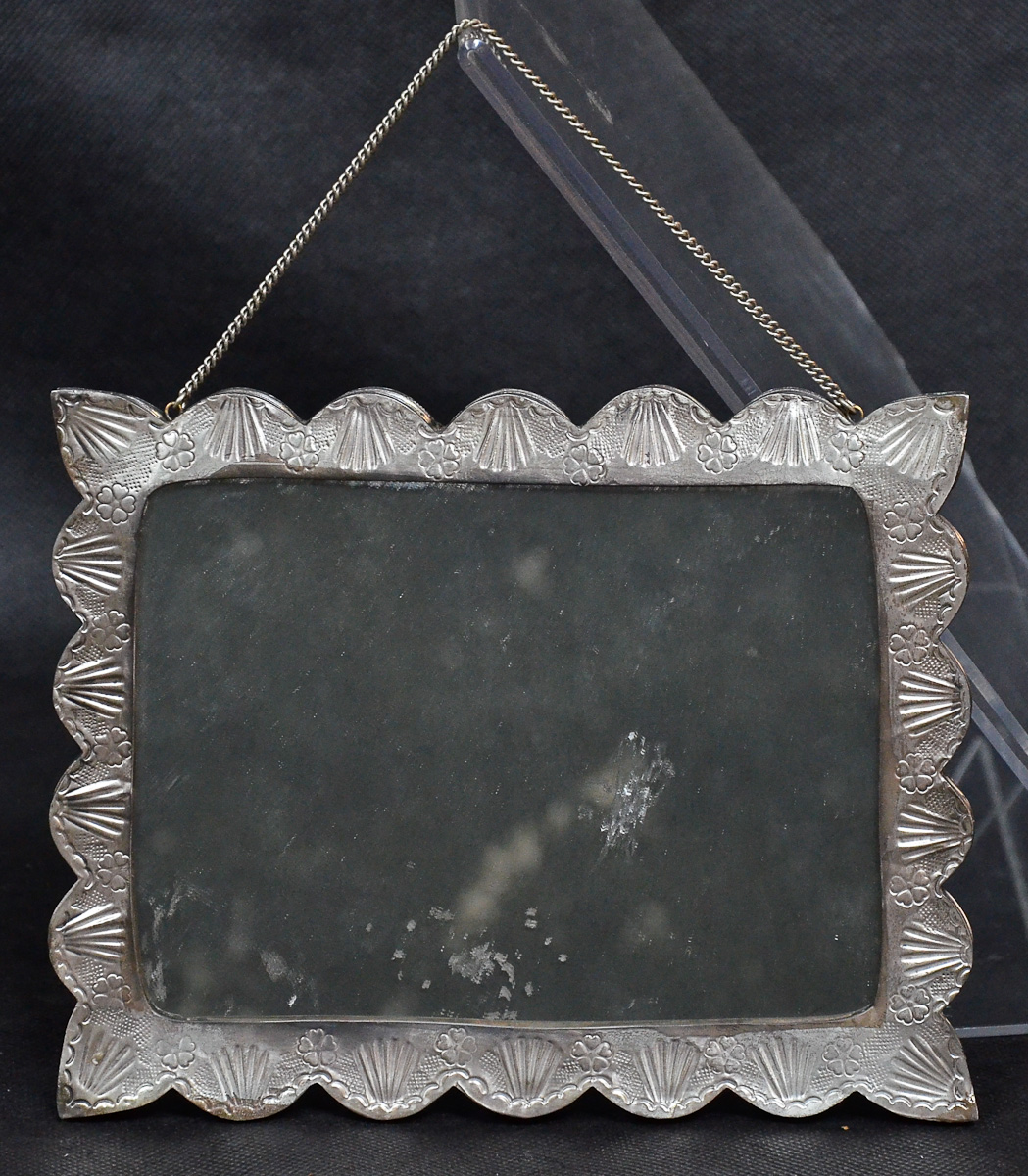 Pequeno espelho de metal med. 14 x 18 cm.
