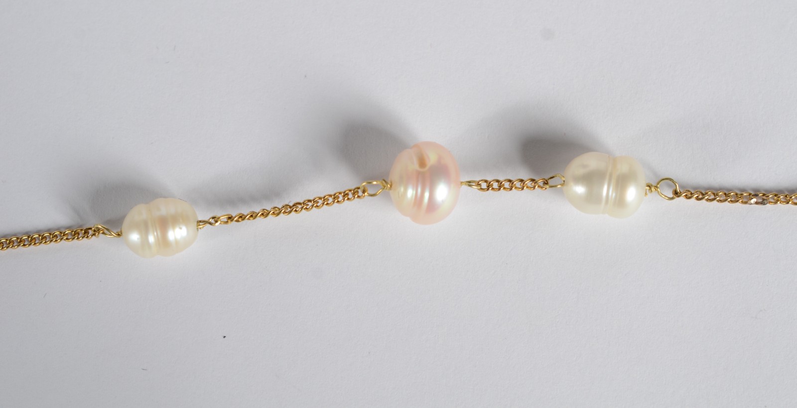 Pulseira de ouro 18 k., com perolas brancas. (Por motivos de... - foto 1 de 7