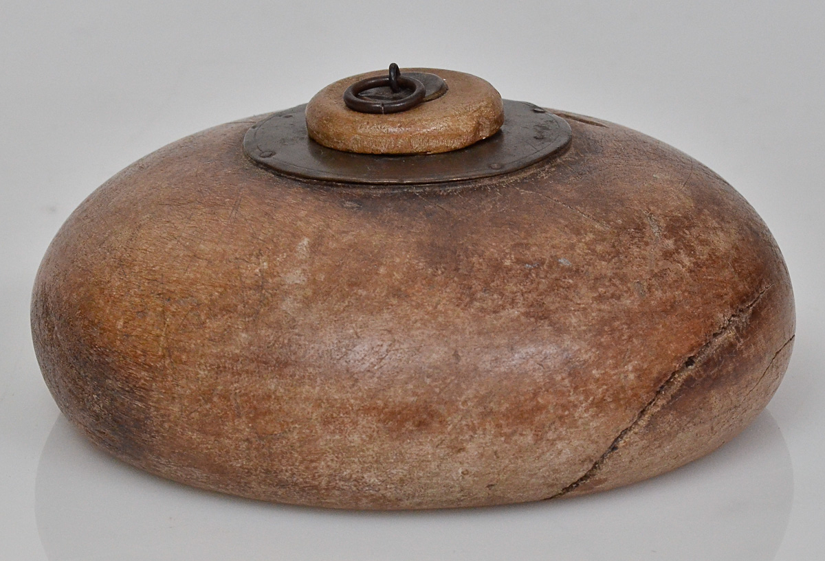 Tabaqueira de madeira med. diam. 18 alt. 6 cm.
