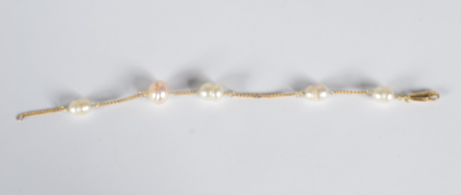 Pulseira de ouro 18 k., com perolas brancas. (Por motivos de... - foto 2 de 7