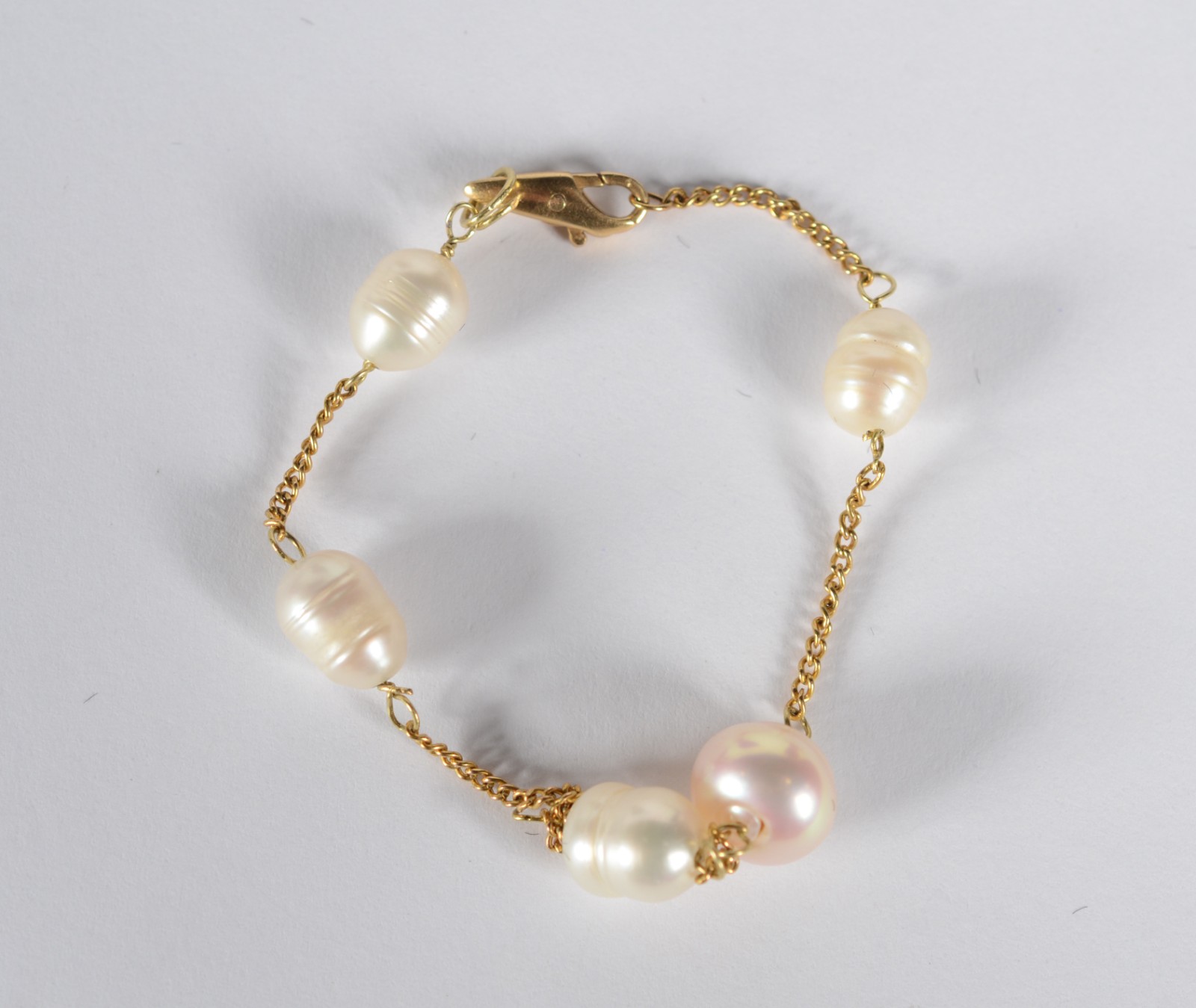 Pulseira de ouro 18 k., com perolas brancas. (Por motivos de... - foto 3 de 7