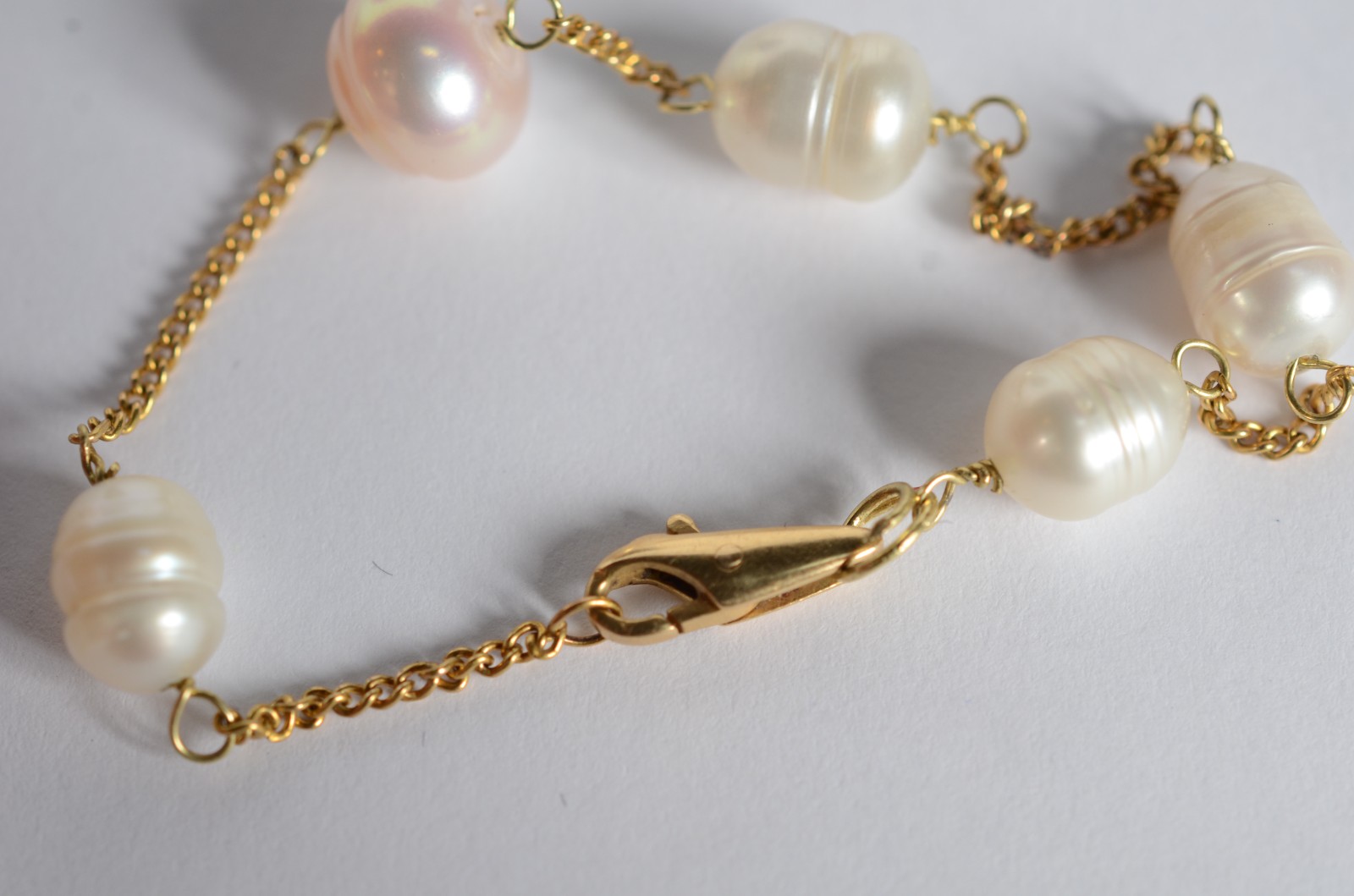 Pulseira de ouro 18 k., com perolas brancas. (Por motivos de... - foto 4 de 7