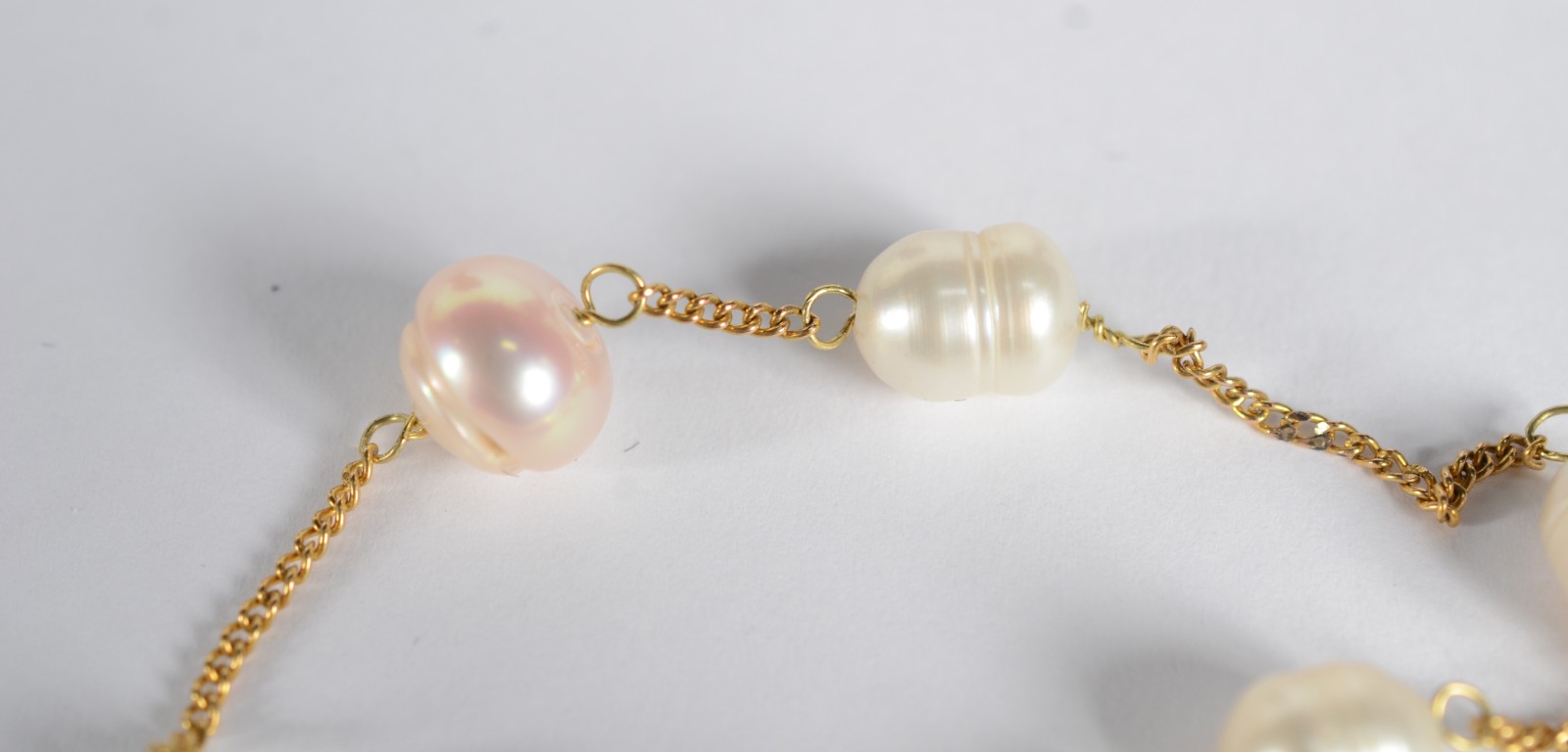 Pulseira de ouro 18 k., com perolas brancas. (Por motivos de... - foto 5 de 7