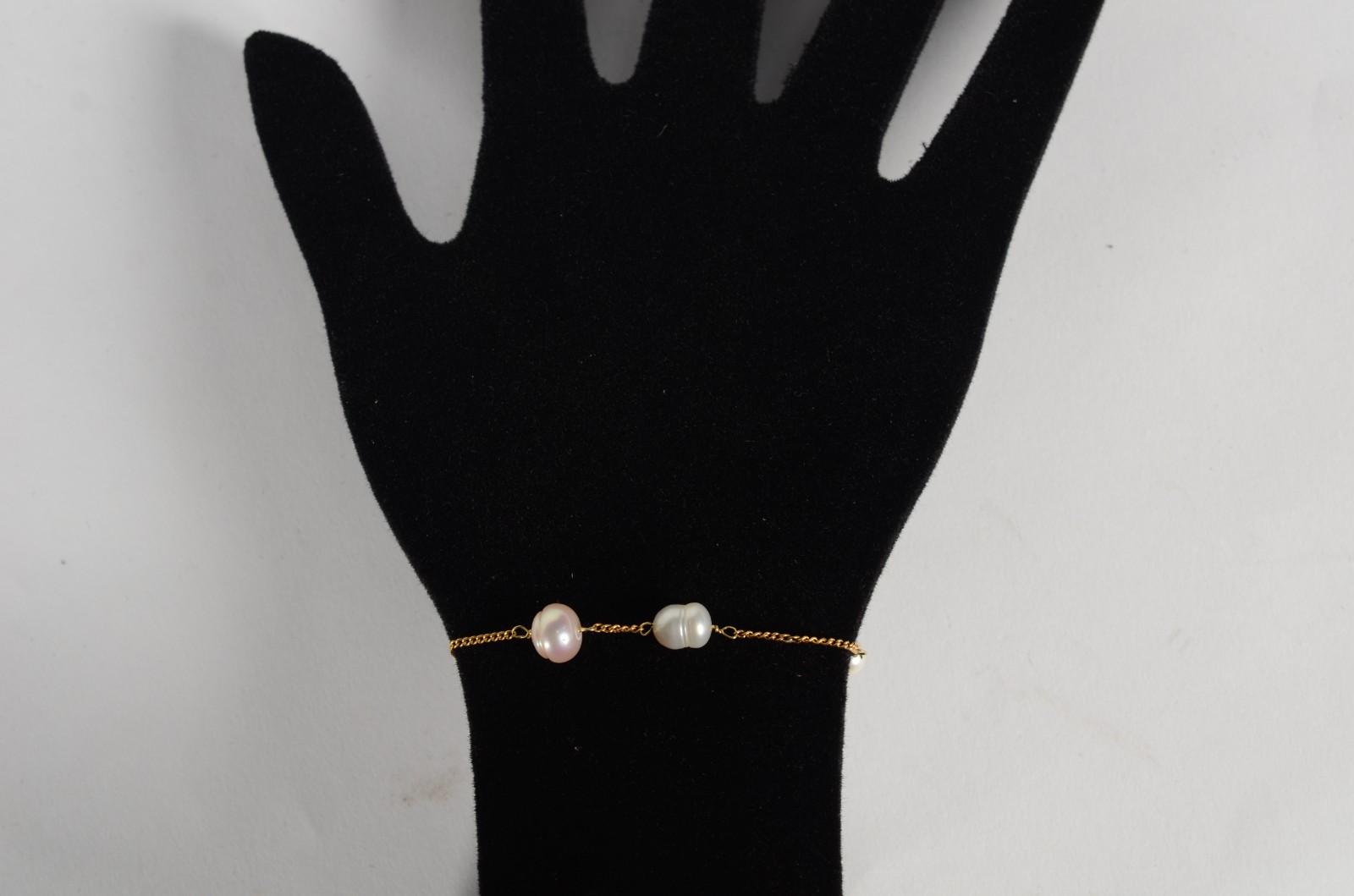 Pulseira de ouro 18 k., com perolas brancas. (Por motivos de... - foto 6 de 7