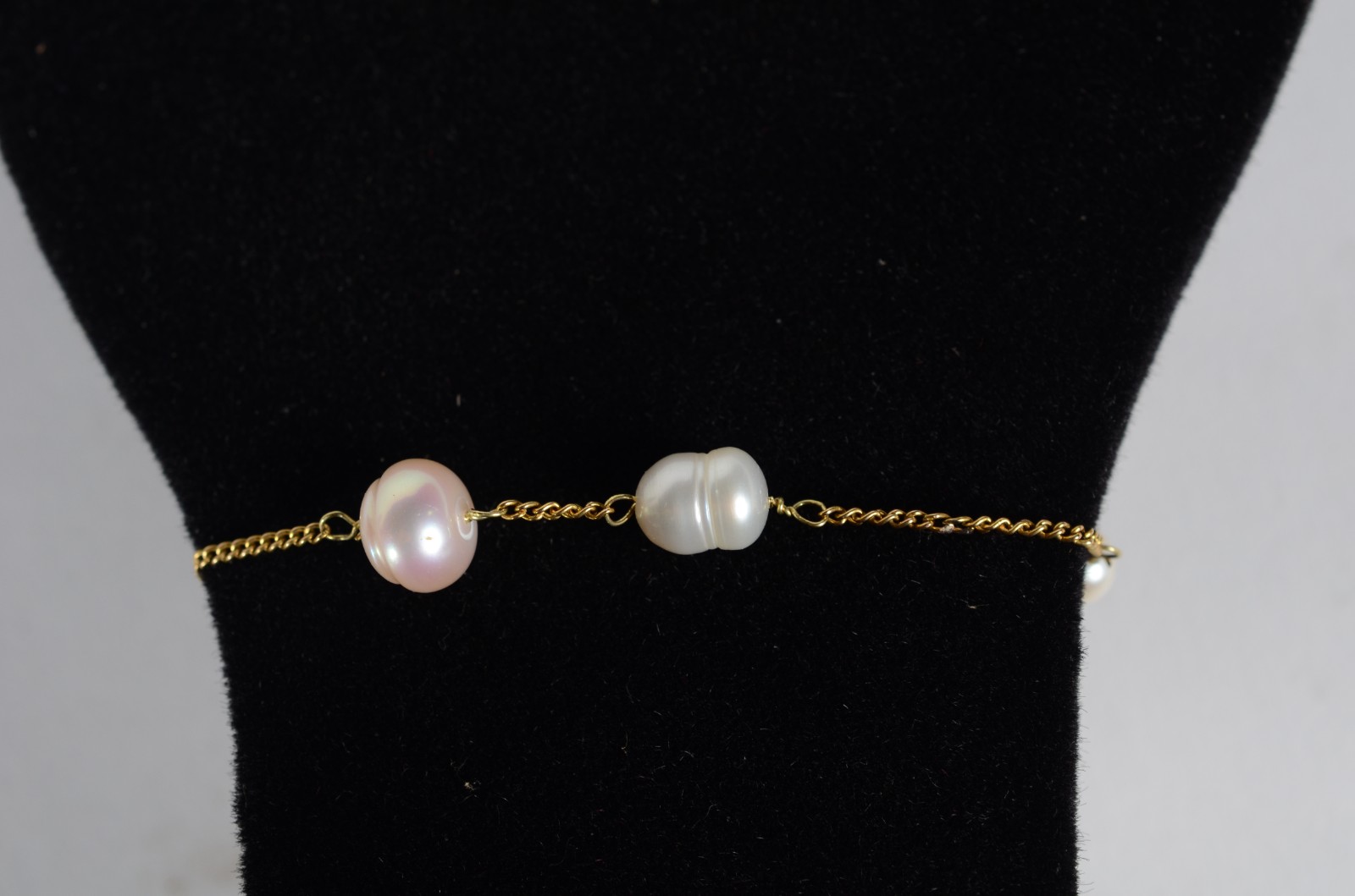 Pulseira de ouro 18 k., com perolas brancas. (Por motivos de... - foto 7 de 7