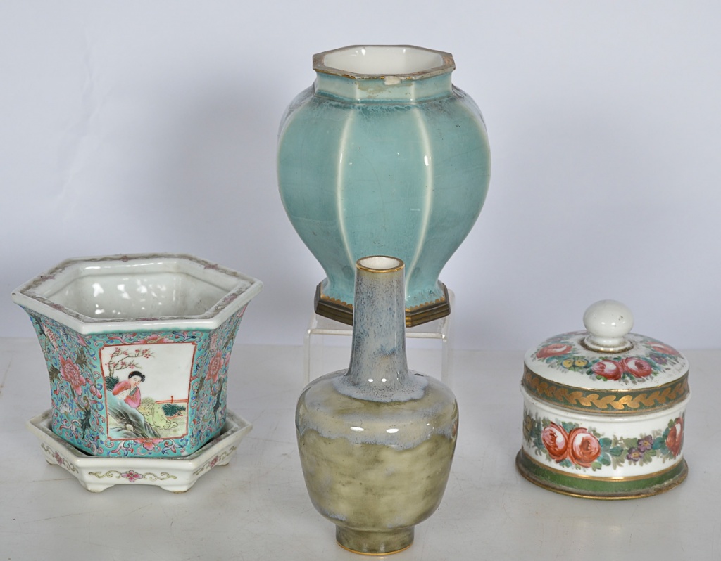 Diversas de porcelana, sendo par de pequenos vasos (alt.15 cm) , vaso...