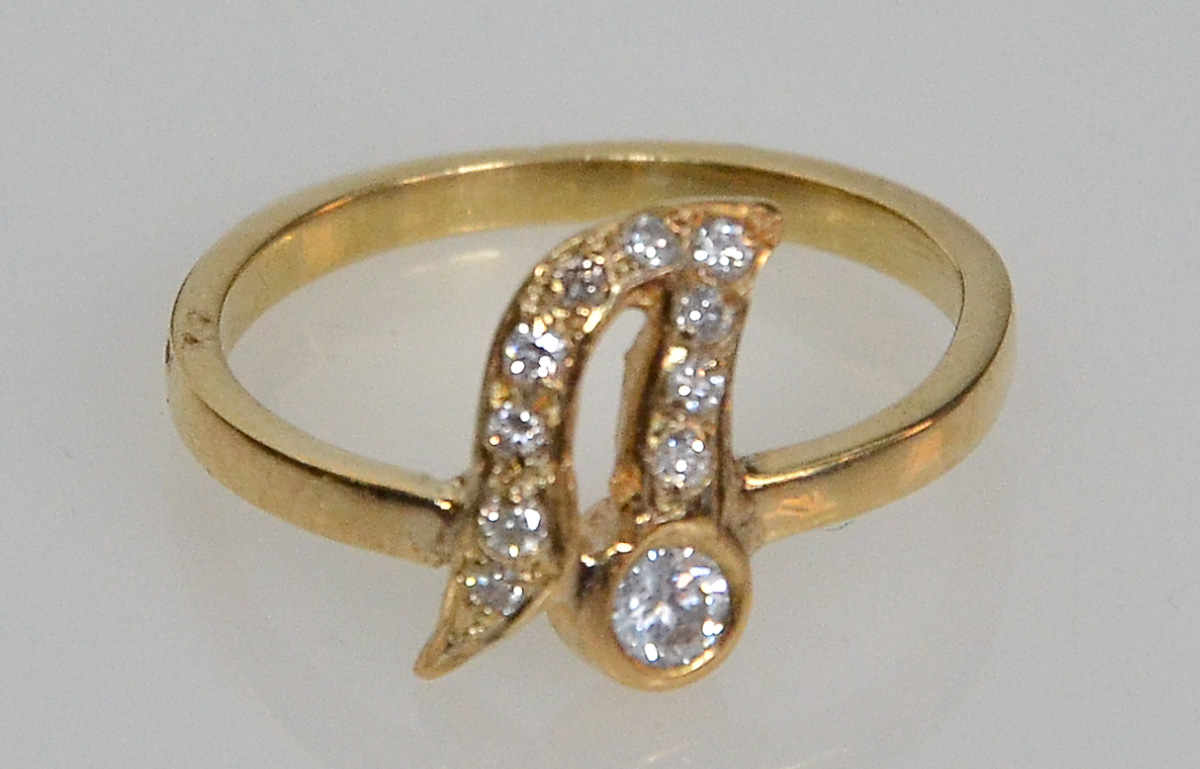 Anel de ouro 18 k com brilhantes, peso 4,1 g.