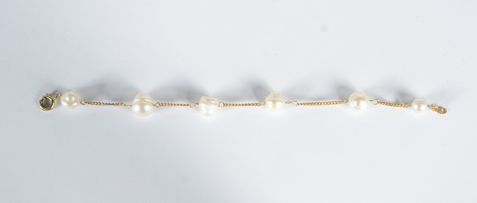 Pulseira de ouro 18 k., com perolas intercaladas. (Por motivos de... - foto 3 de 9