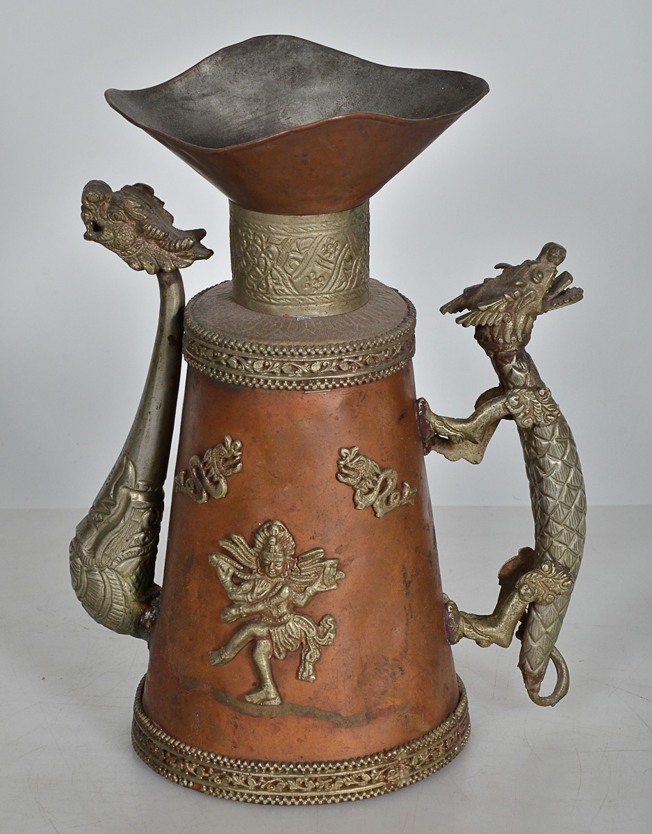 Bule oriental de metal. alt. 26 cm.