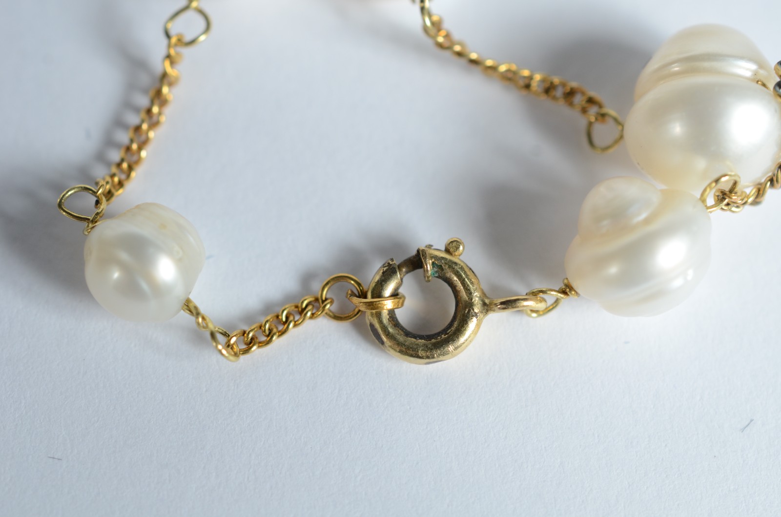 Pulseira de ouro 18 k., com perolas intercaladas. (Por motivos de... - foto 5 de 9