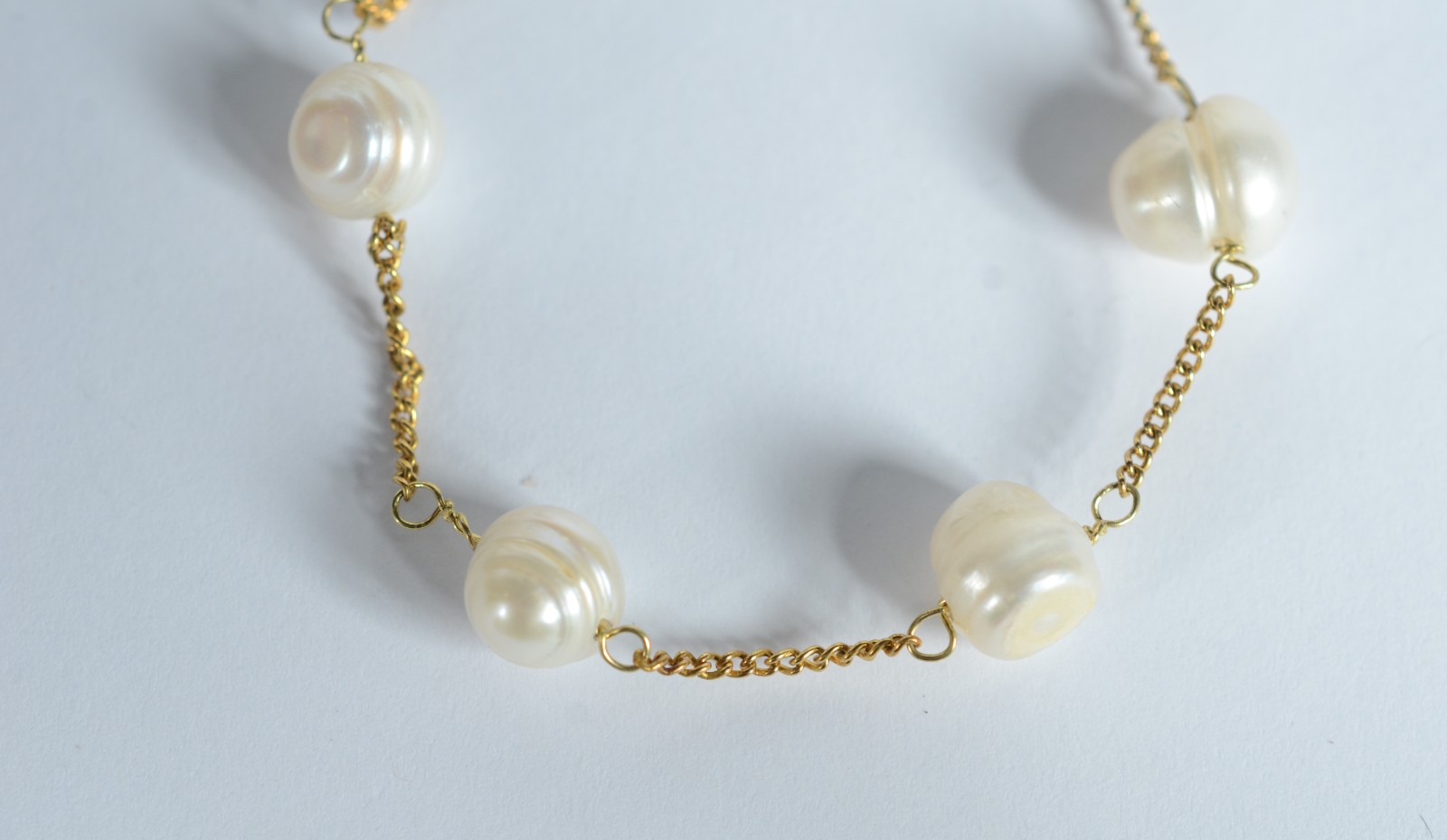 Pulseira de ouro 18 k., com perolas intercaladas. (Por motivos de... - foto 7 de 9