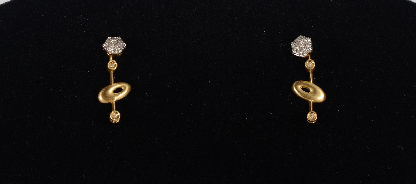 Par de brincos de ouro 18 k., feitio sextavado cravejado com astes e... - foto 7 de 7