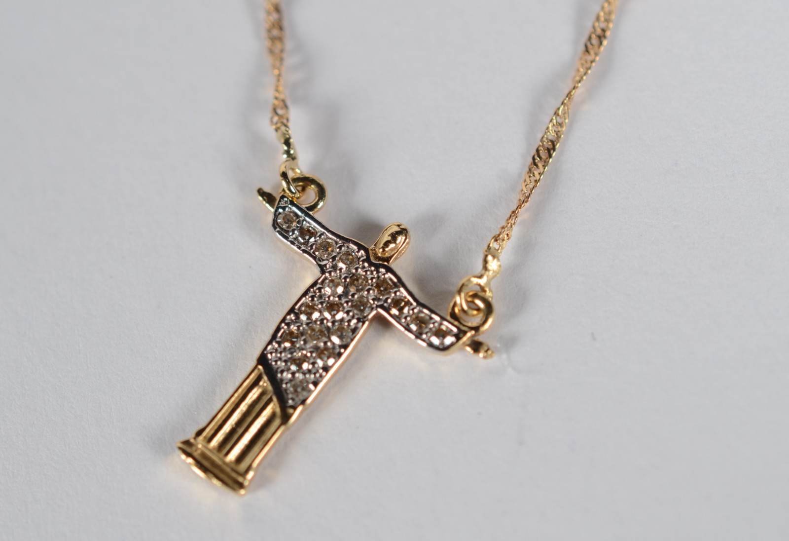 Colar com pendente de ouro 18 k., contraste 750 feitio torcido com... - foto 1 de 7