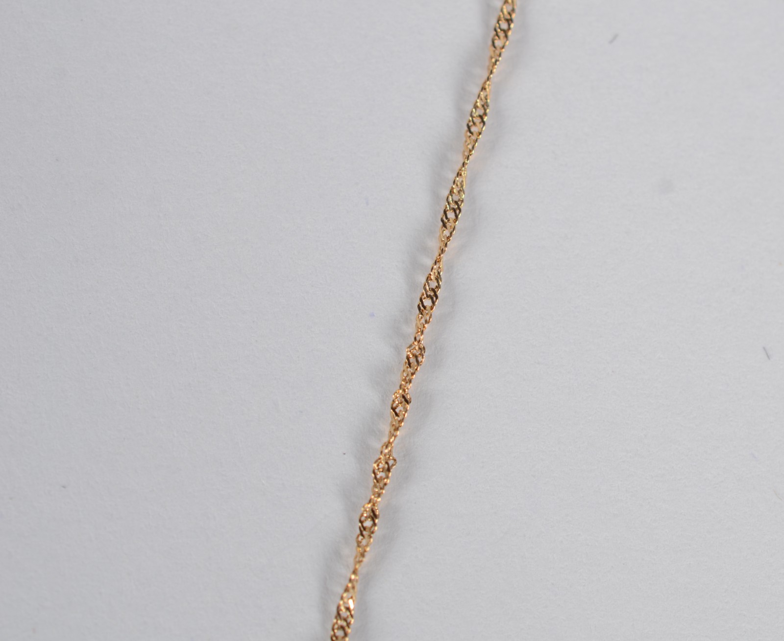 Colar com pendente de ouro 18 k., contraste 750 feitio torcido com... - foto 3 de 7