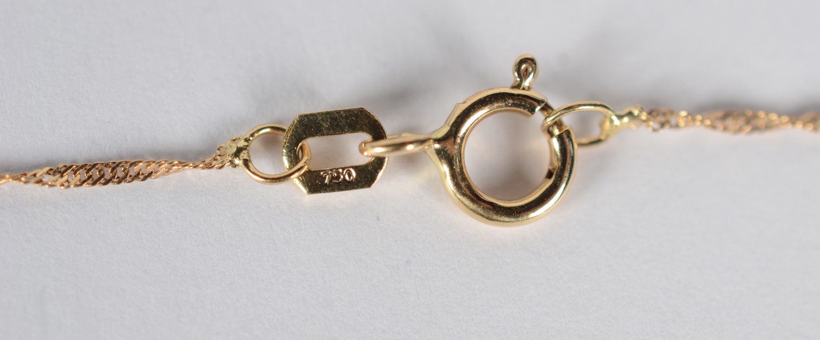 Colar com pendente de ouro 18 k., contraste 750 feitio torcido com... - foto 4 de 7