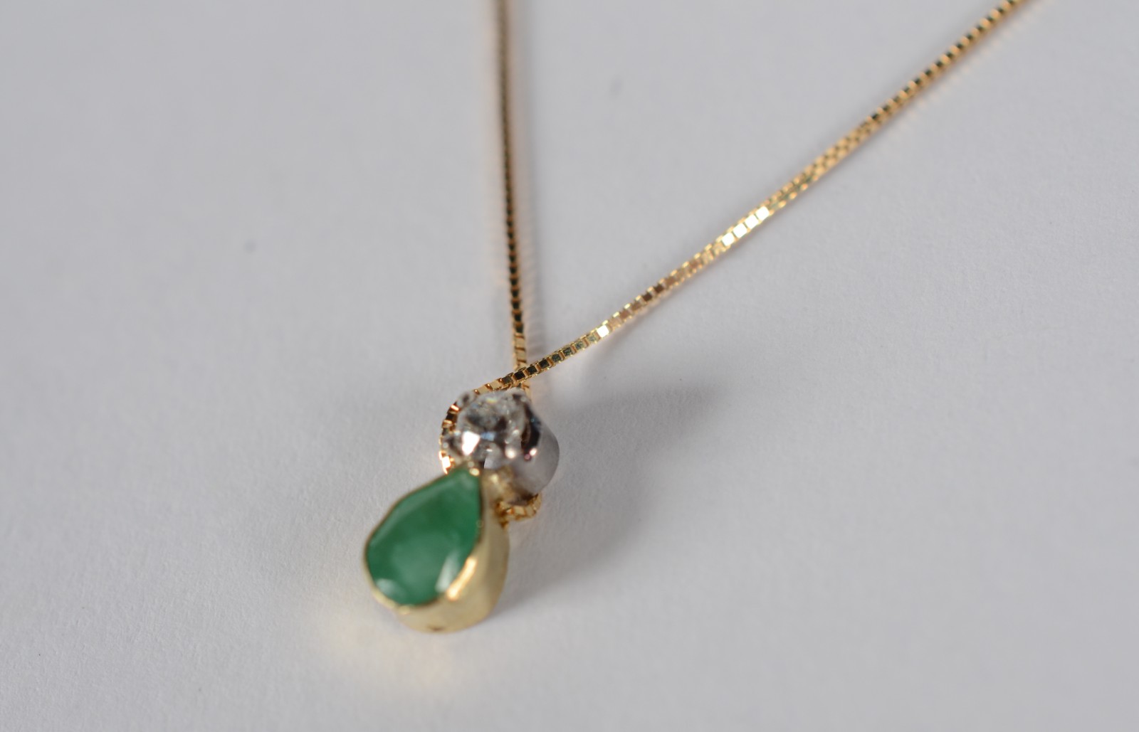Colar com pendente de ouro 18 k., contraste 750, com brilhante e uma... - foto 2 de 8