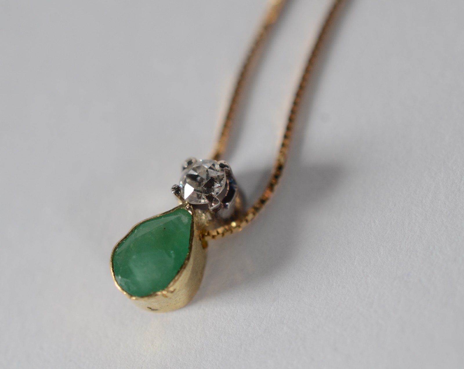 Colar com pendente de ouro 18 k., contraste 750, com brilhante e uma... - foto 1 de 8