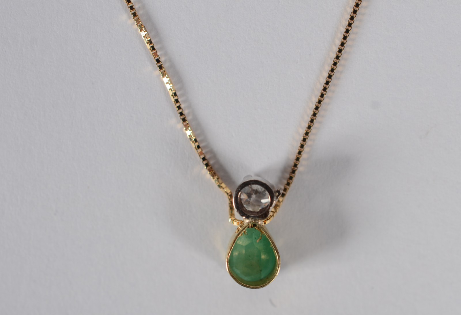 Colar com pendente de ouro 18 k., contraste 750, com brilhante e uma... - foto 3 de 8