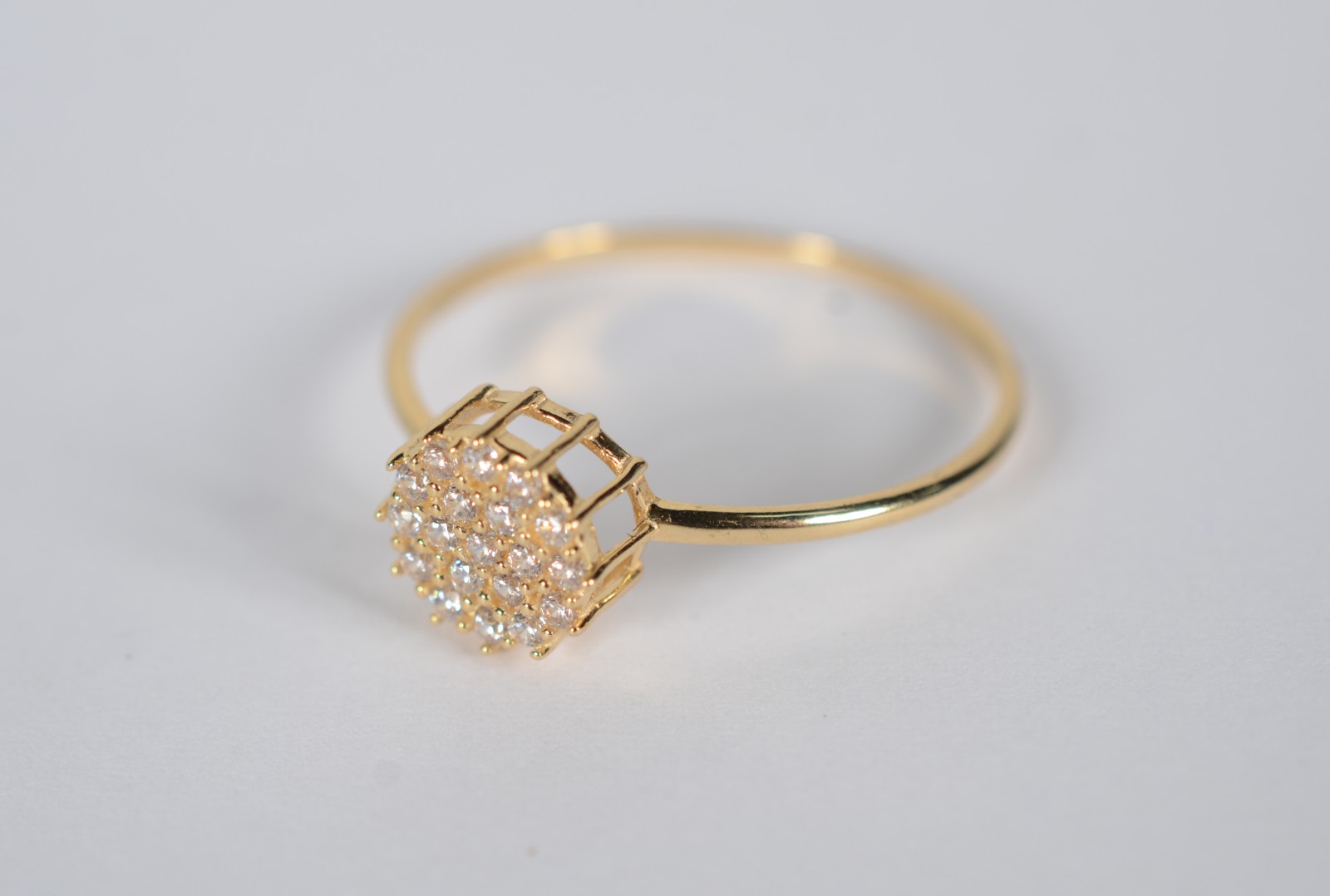 Anel de ouro 18k., contraste 750 cravejado com safiras brancas, aro... - foto 1 de 8