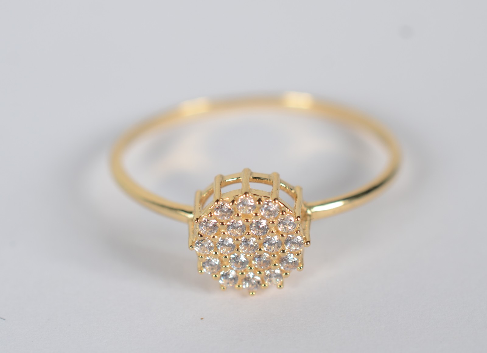 Anel de ouro 18k., contraste 750 cravejado com safiras brancas, aro... - foto 2 de 8