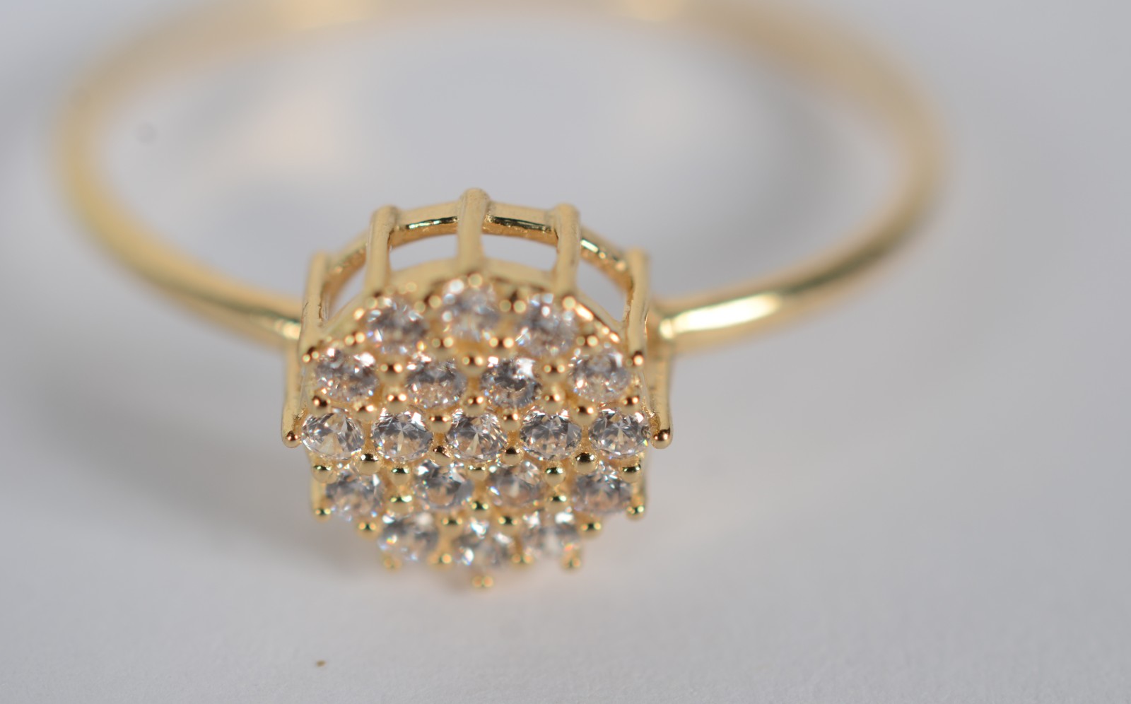 Anel de ouro 18k., contraste 750 cravejado com safiras brancas, aro... - foto 3 de 8