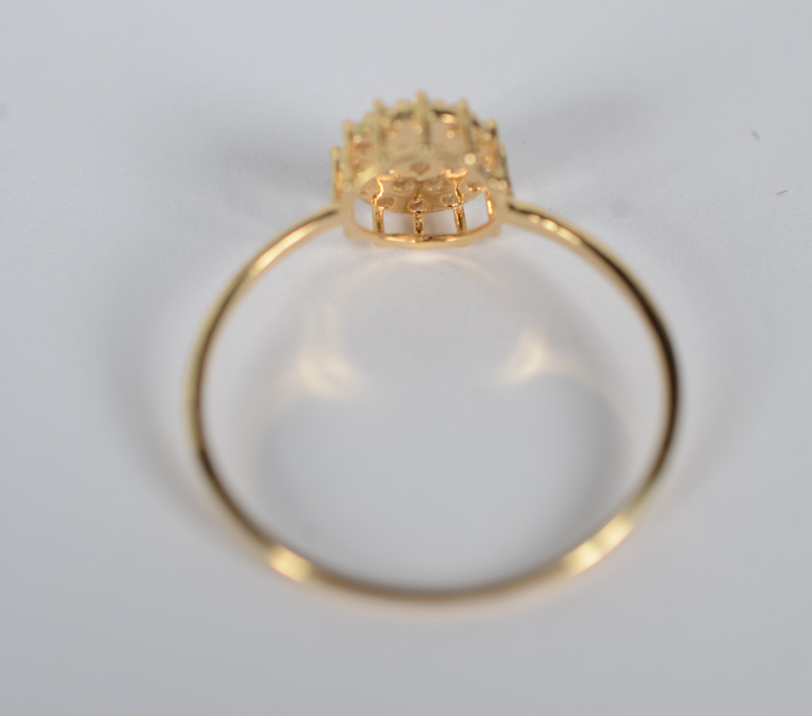 Anel de ouro 18k., contraste 750 cravejado com safiras brancas, aro... - foto 4 de 8