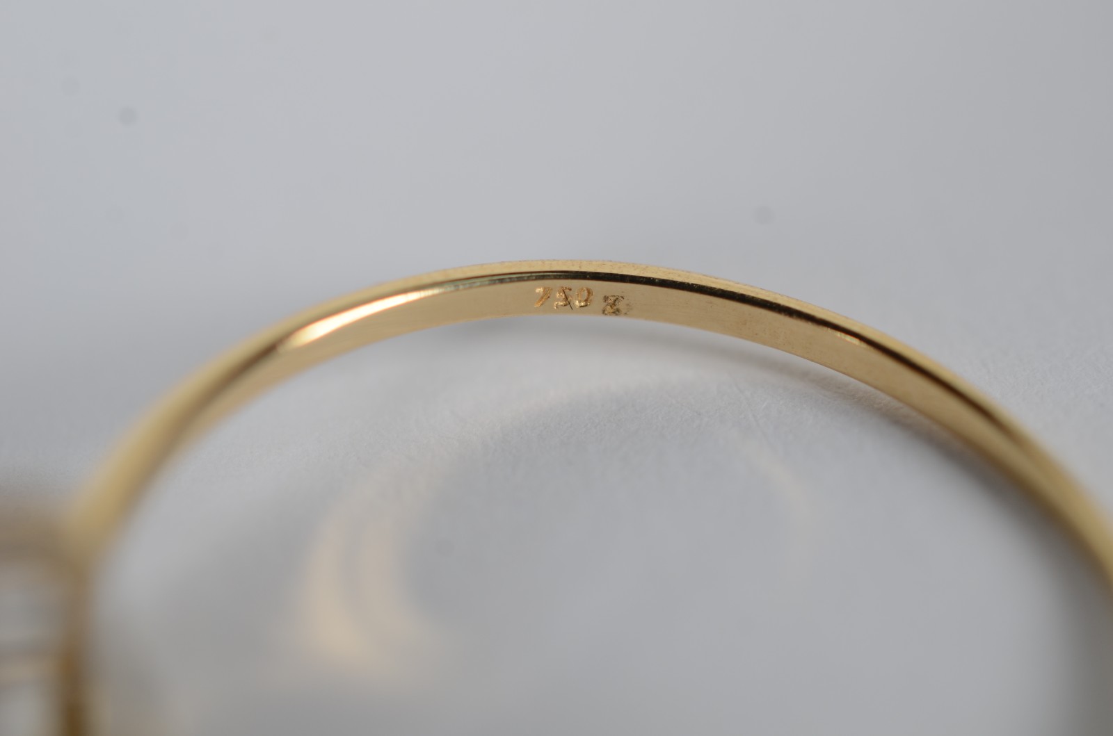 Anel de ouro 18k., contraste 750 cravejado com safiras brancas, aro... - foto 5 de 8