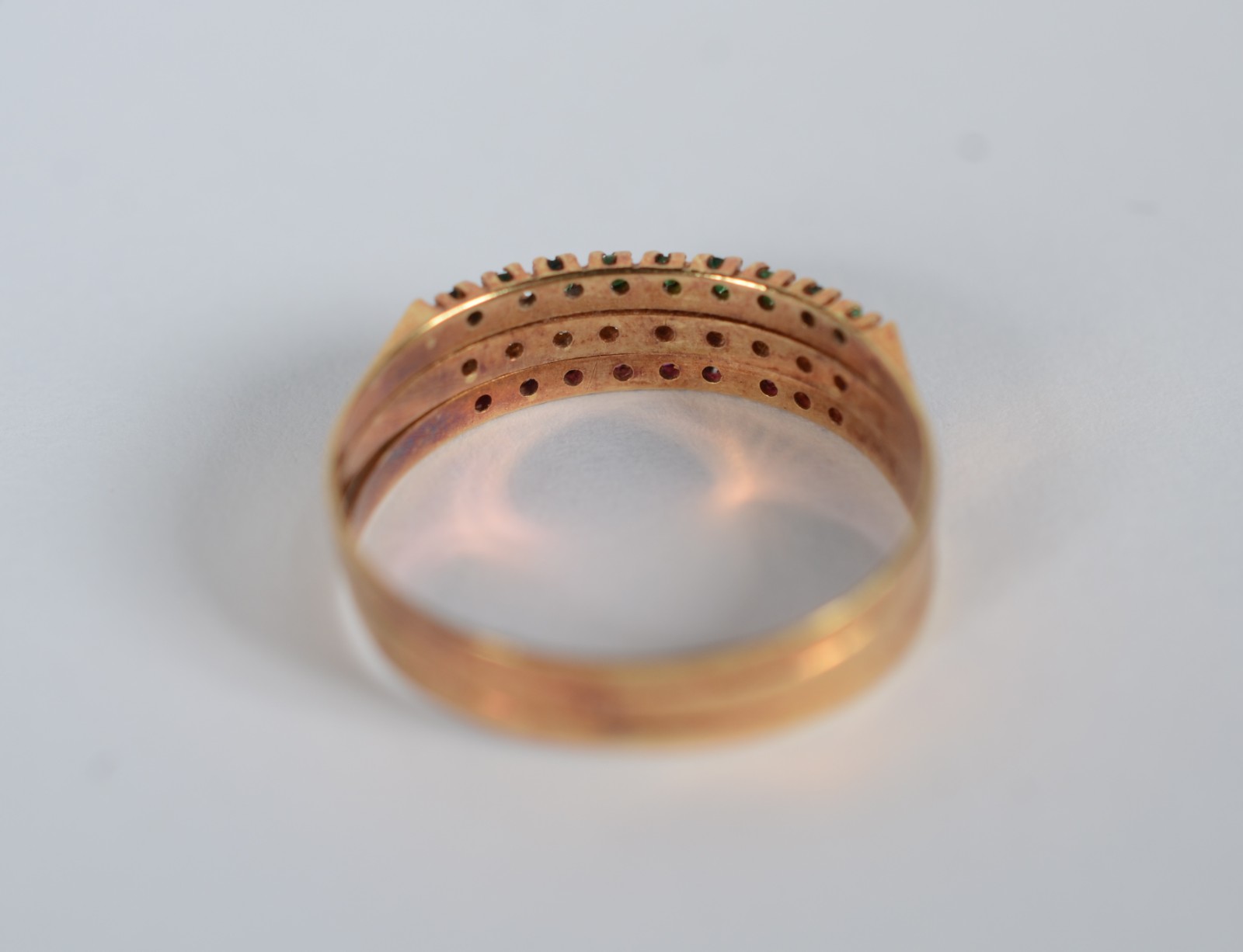 Anel de ouro 18k., com brilhante, esmeralda e rubi, aro 15. (Por... - foto 6 de 9