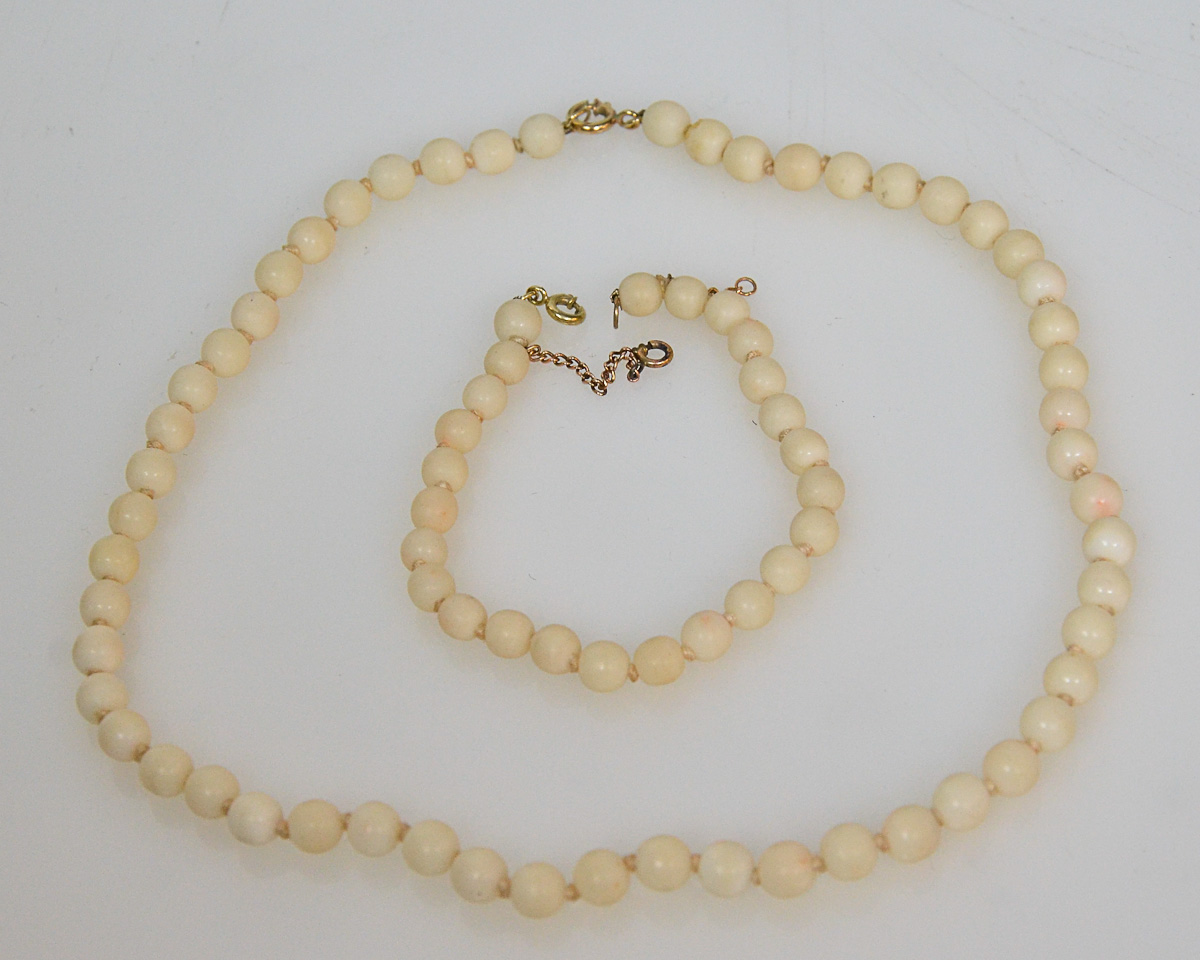 Colar e pulseira com contas de coral branco italiano, fechos de ouro...
