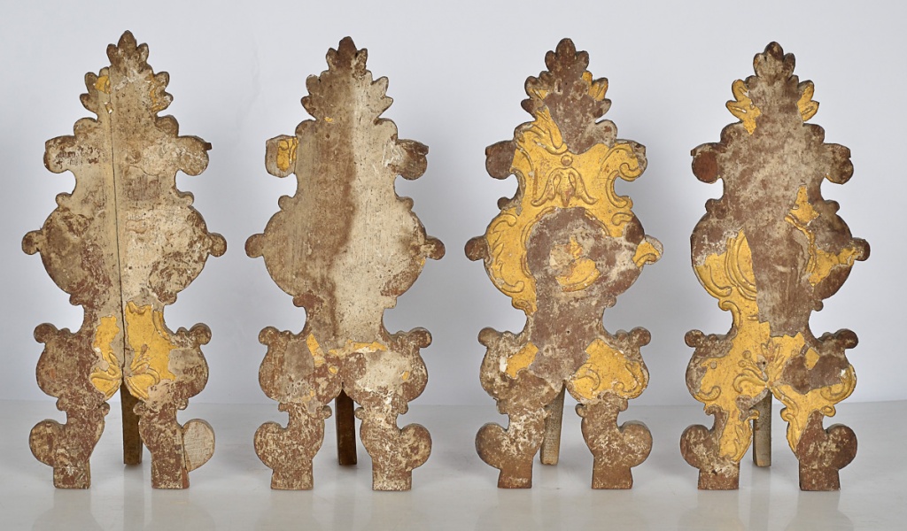 Quatro peças da madeira patinada, alt. 37 cm.