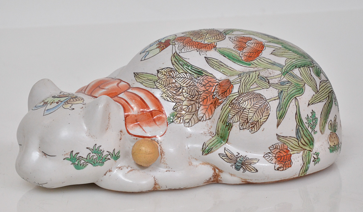 Gato de porcelana chinesa policromada, med. 27 x 14 alt. 11 cm.