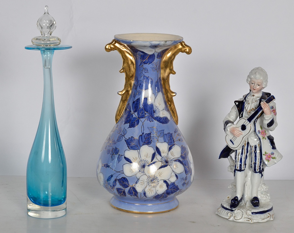 Tres peças diversas, sendo garrafa de murano azul, vaso de faiança...