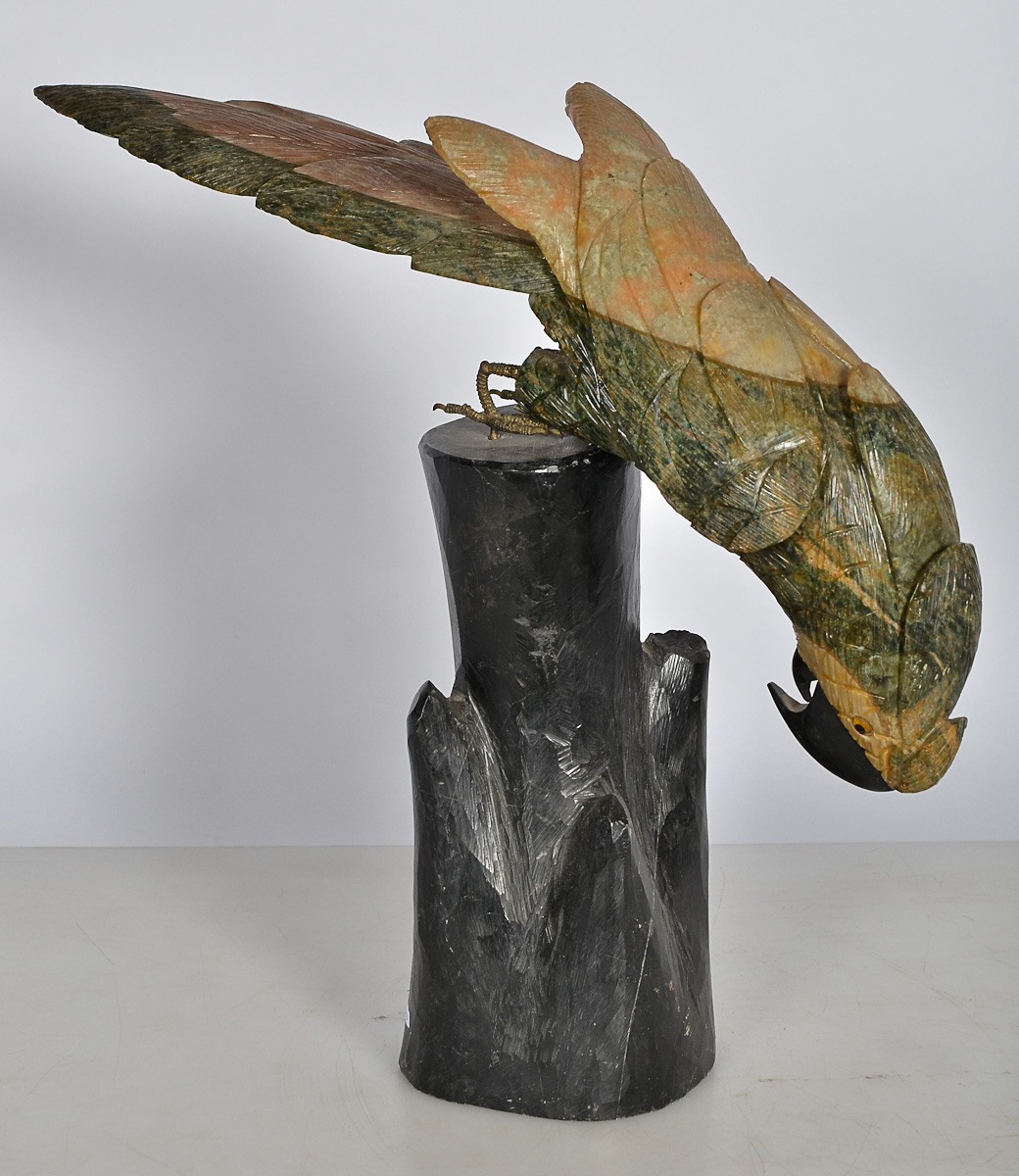 Estatueta de pedra repres. arara, alt.34 cm.