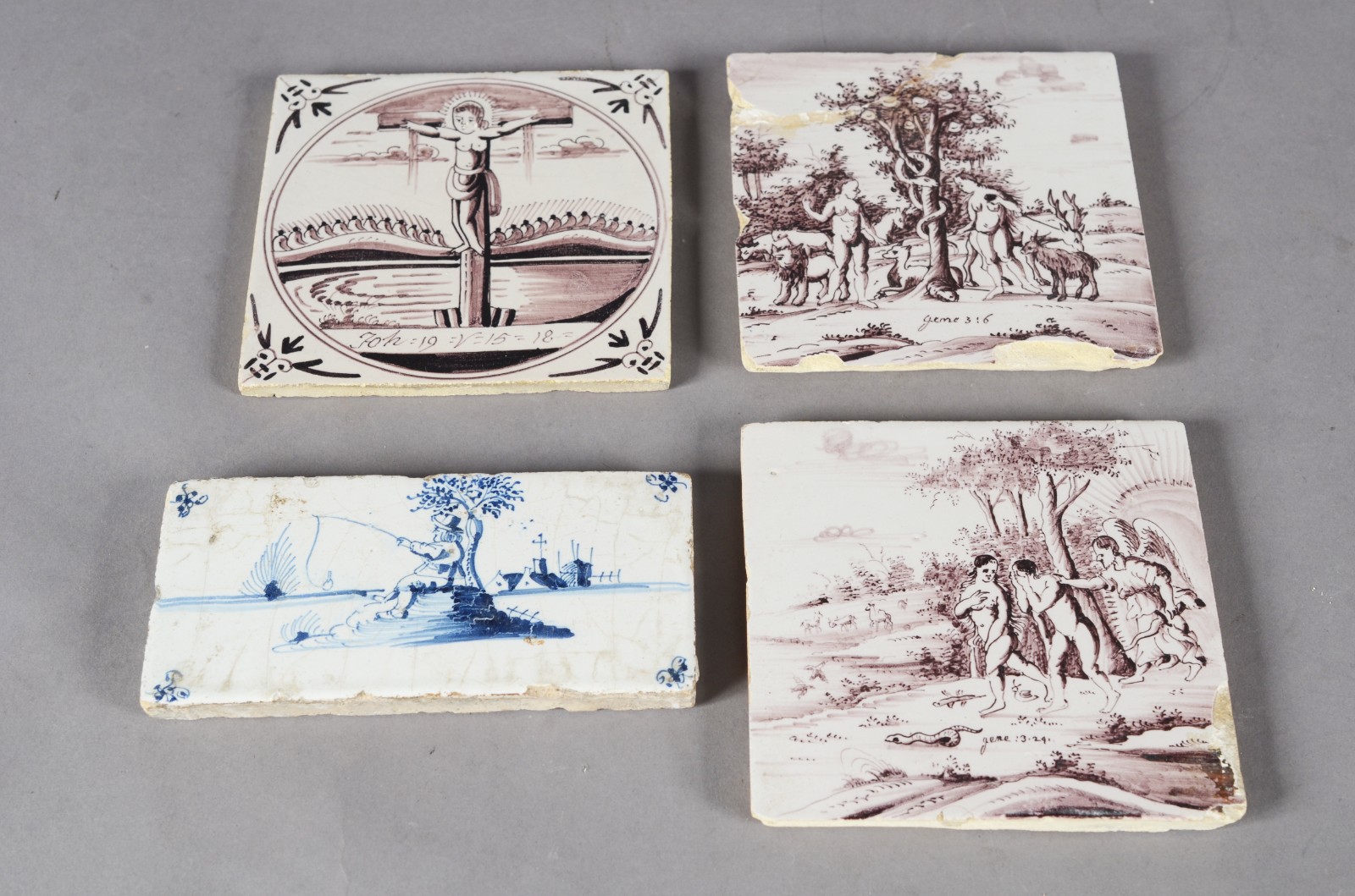 Quatro antigos azulejos, sendo 3 com cenas bíblicas na cor sépia e um... - foto 1 de 9