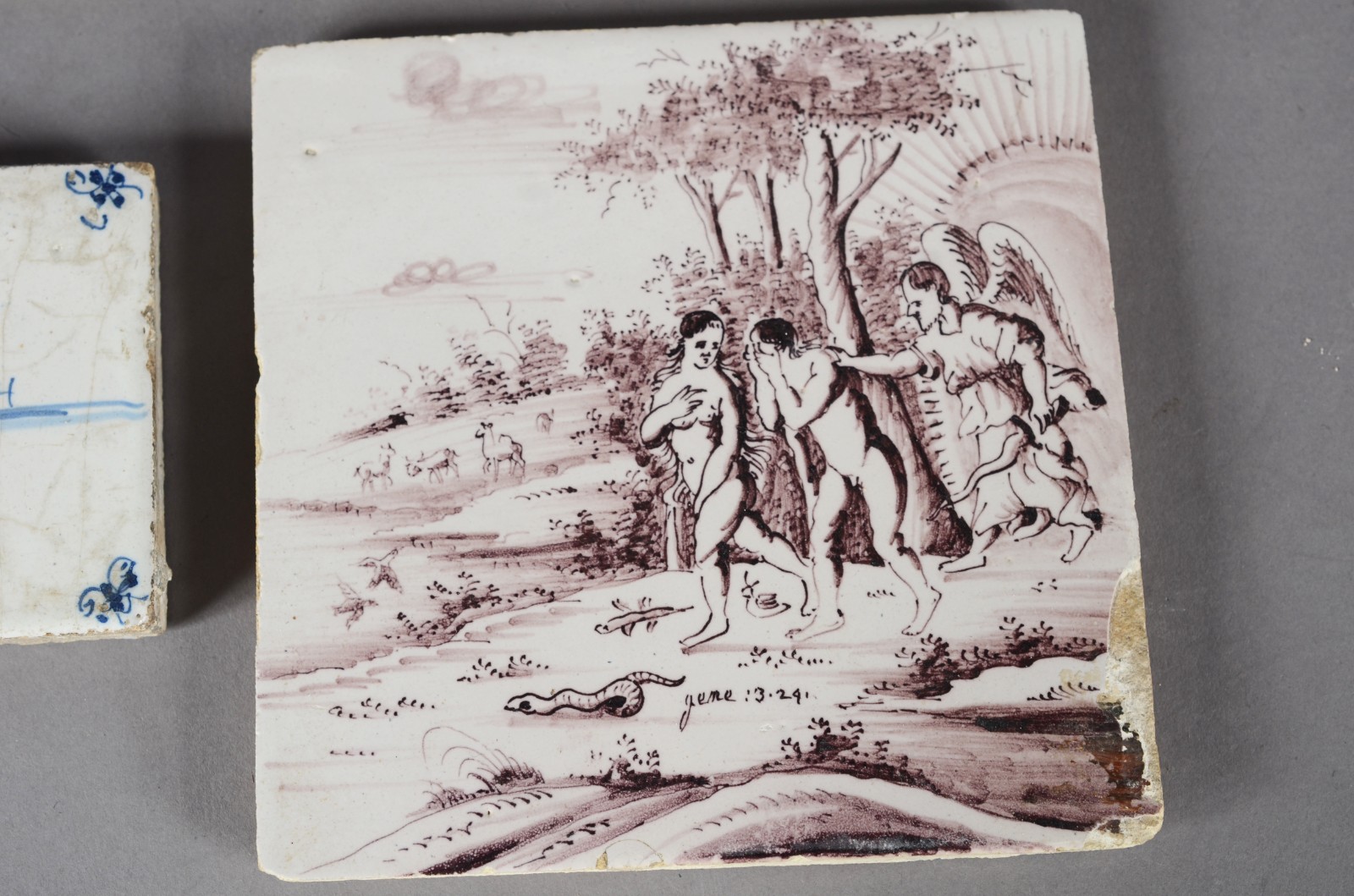 Quatro antigos azulejos, sendo 3 com cenas bíblicas na cor sépia e um... - foto 3 de 9
