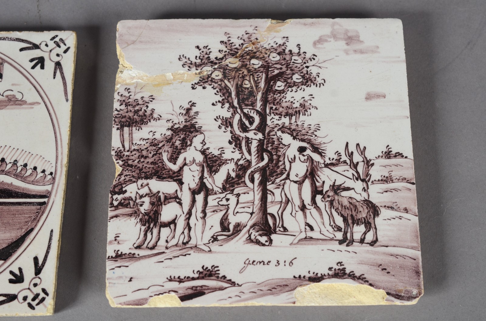 Quatro antigos azulejos, sendo 3 com cenas bíblicas na cor sépia e um... - foto 4 de 9