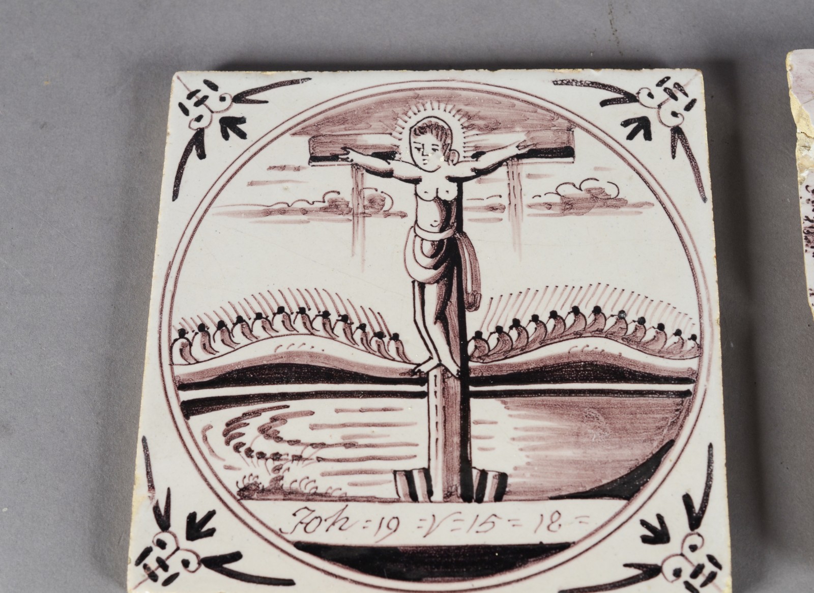 Quatro antigos azulejos, sendo 3 com cenas bíblicas na cor sépia e um... - foto 5 de 9