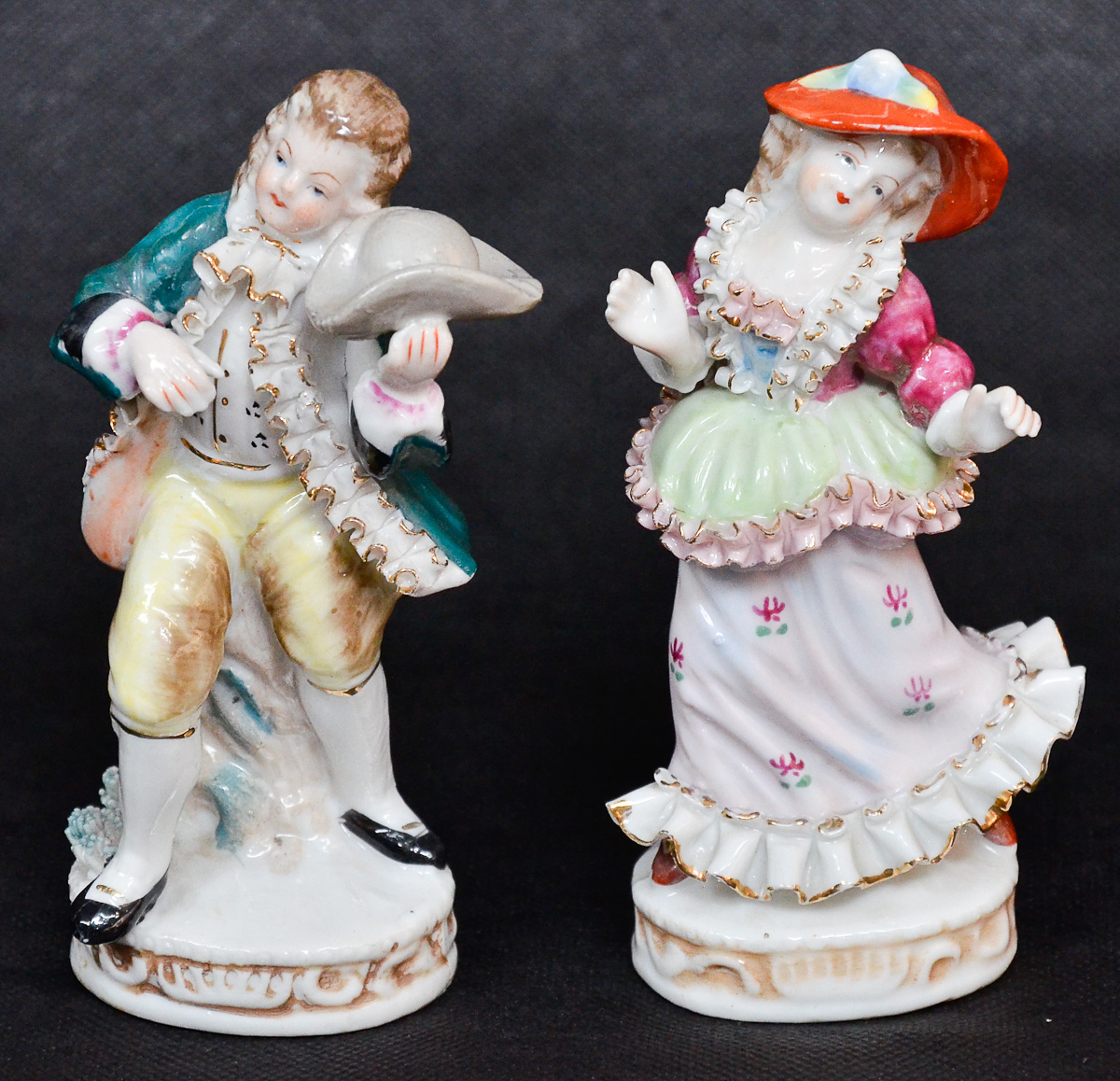 Casal de porcelana japonesa policromada, alt. 13 cm.