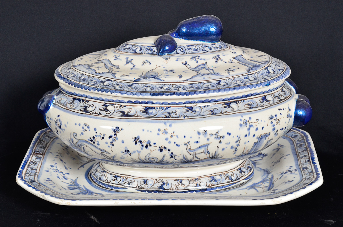 Sopeira com presentoir de porcelana, (med. presentoir 40 x 30 cm).