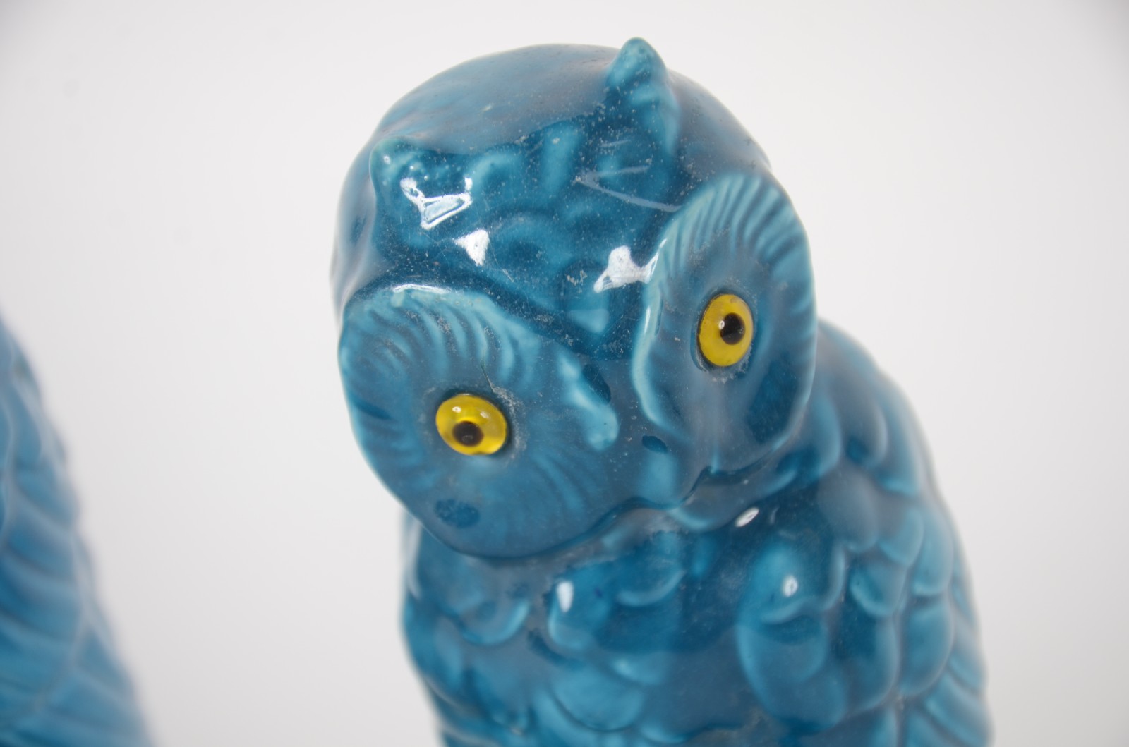 Par de estatuetas de cerâmica azul turquesa representando corujas. - foto 5 de 6