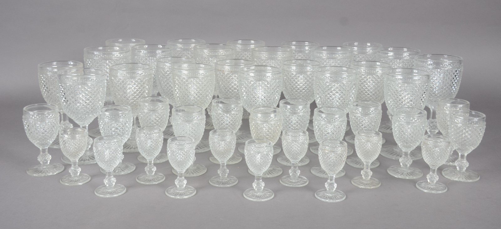 Serviço de copos lapidação bico de jaca, composto de: 12 para vinho... - foto 1 de 7