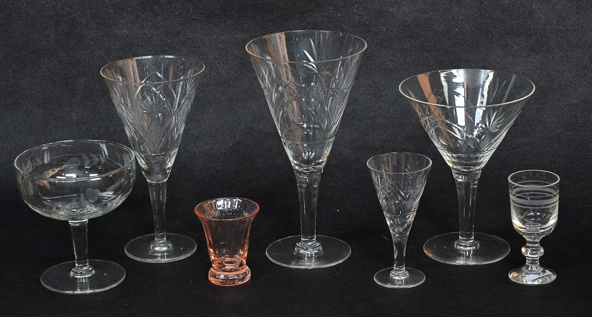 Lote com 35 copos diversos e 1 prato de porcelana nacional.
