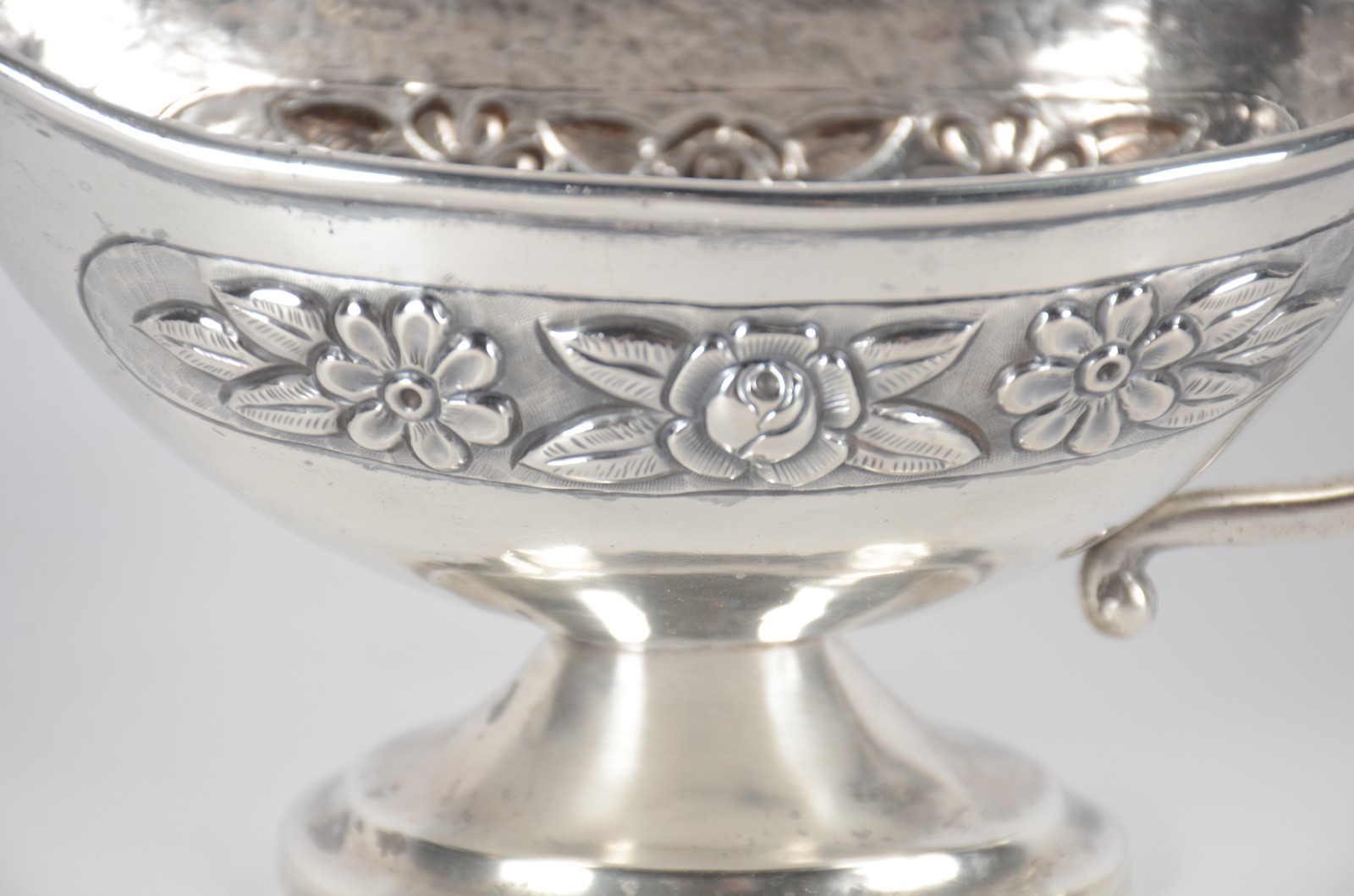 Molheira de prata mexicana Sterling com grega floral em relevo. - foto 3 de 6