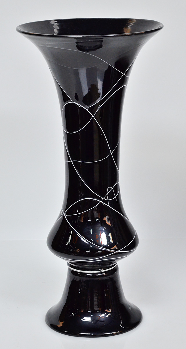 Vaso de murano preto com frisos brancos, alt. 44 cm.