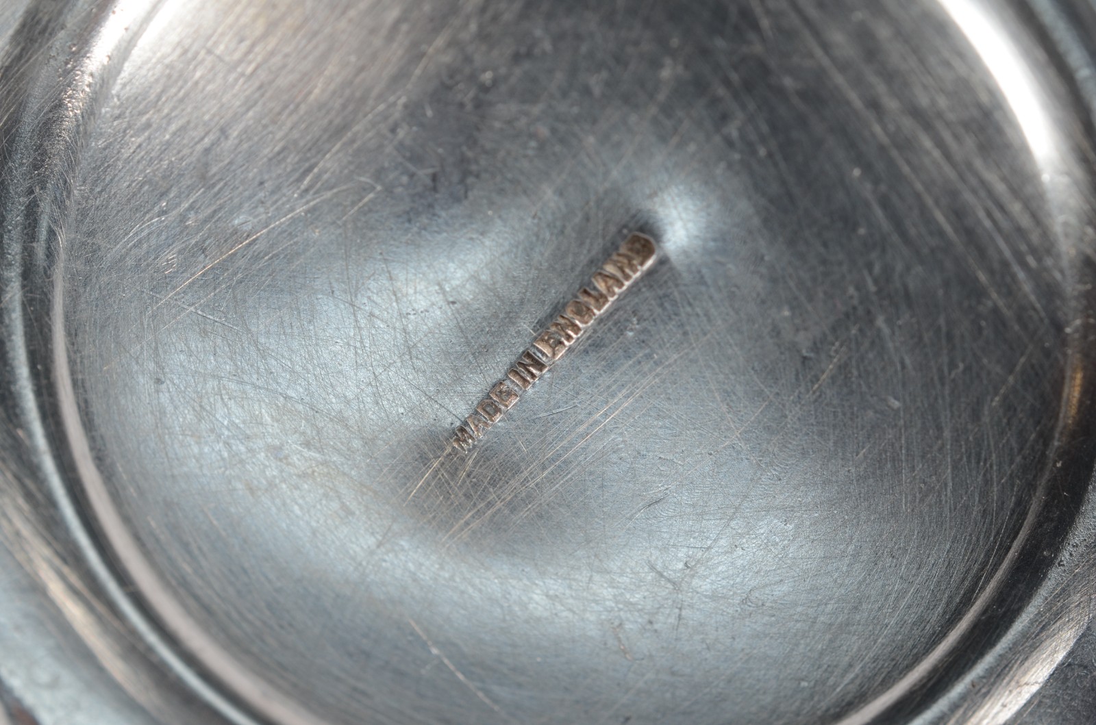 Diversas peças de metal, sendo: bandeja, jarra, garrafa com... - foto 8 de 11