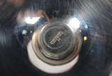 Diversas peças de metal, sendo: bandeja, jarra,... - Diversas peças de metal, sendo: bandeja, jarra, garrafa com inscrições, coqueteleira, copo, 2 castiçais, taça para sobremesa e porta pirex. Com ...