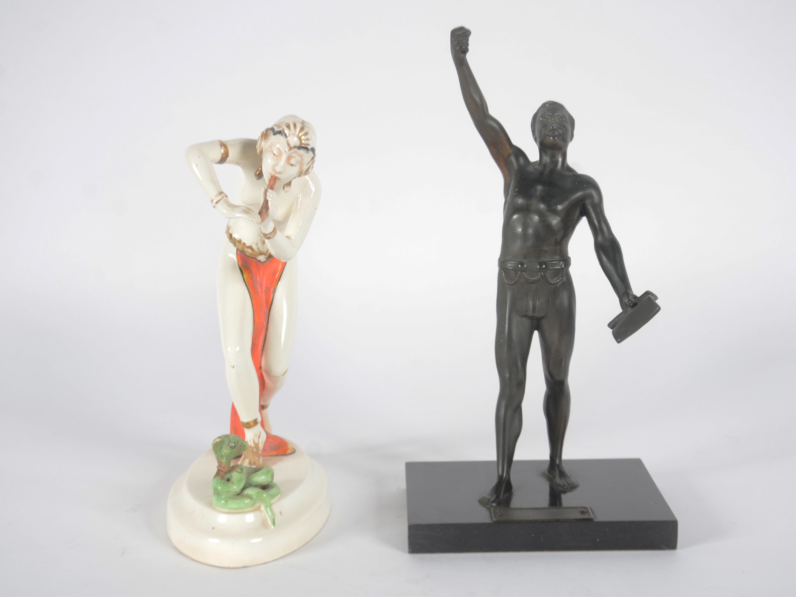 Duas esculturas, sendo uma de porcelana tcheca Art Deco representando... - foto 1 de 11