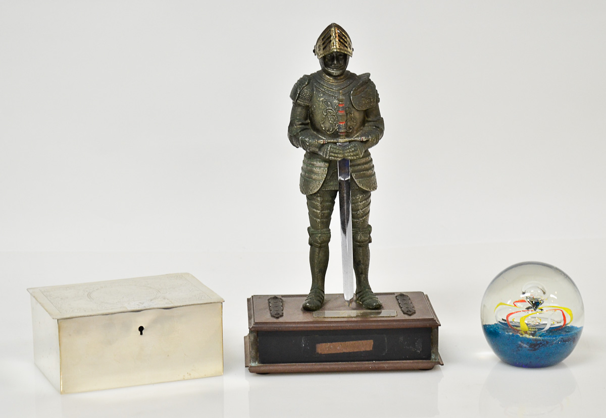 Tres peças diversas, sendo: rádio com figura de soldado (alt.30 cm)...