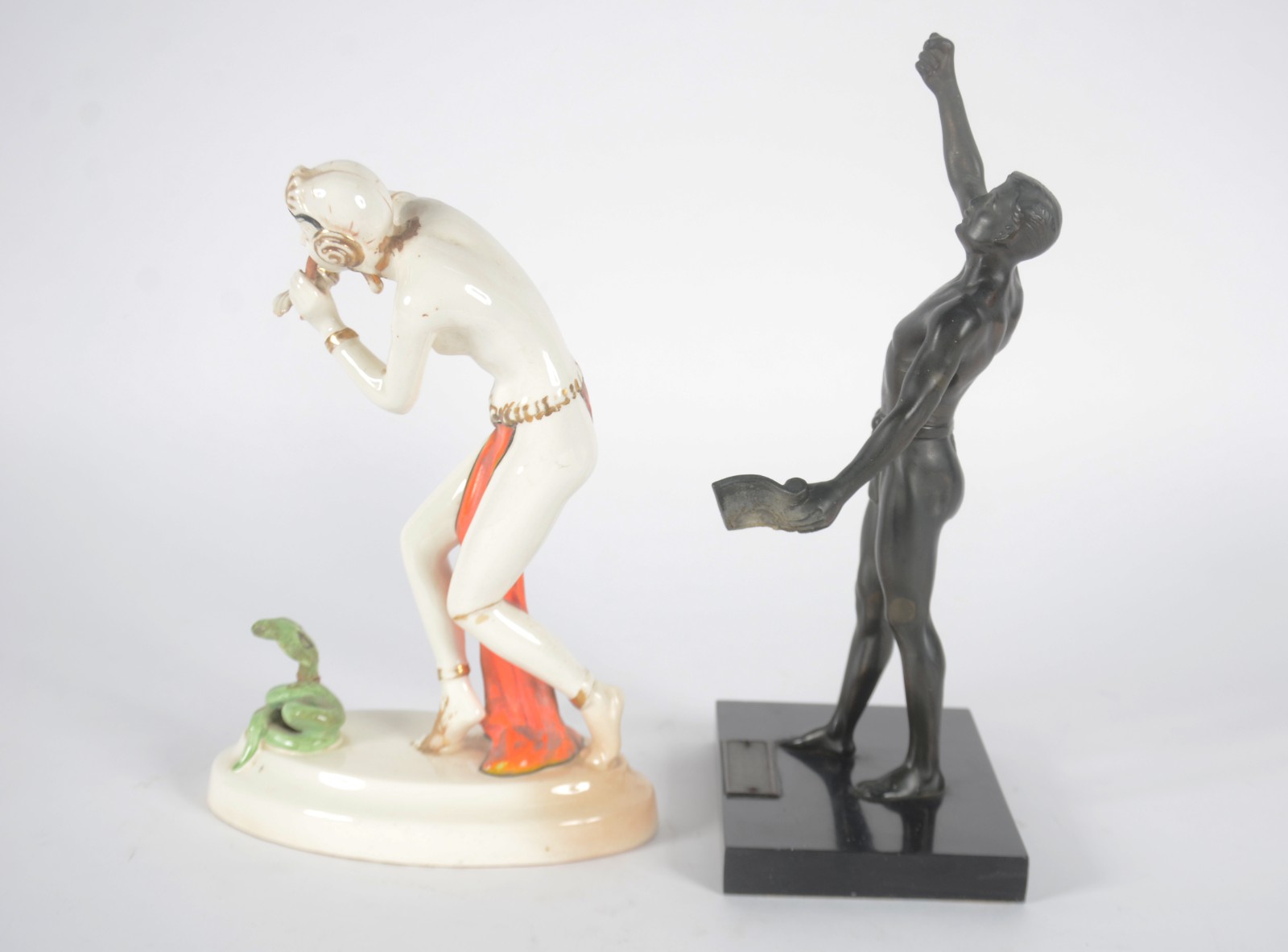 Duas esculturas, sendo uma de porcelana tcheca Art Deco representando... - foto 2 de 11